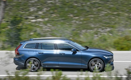 2019 Volvo V60 Side Wallpapers 450x275 (20)