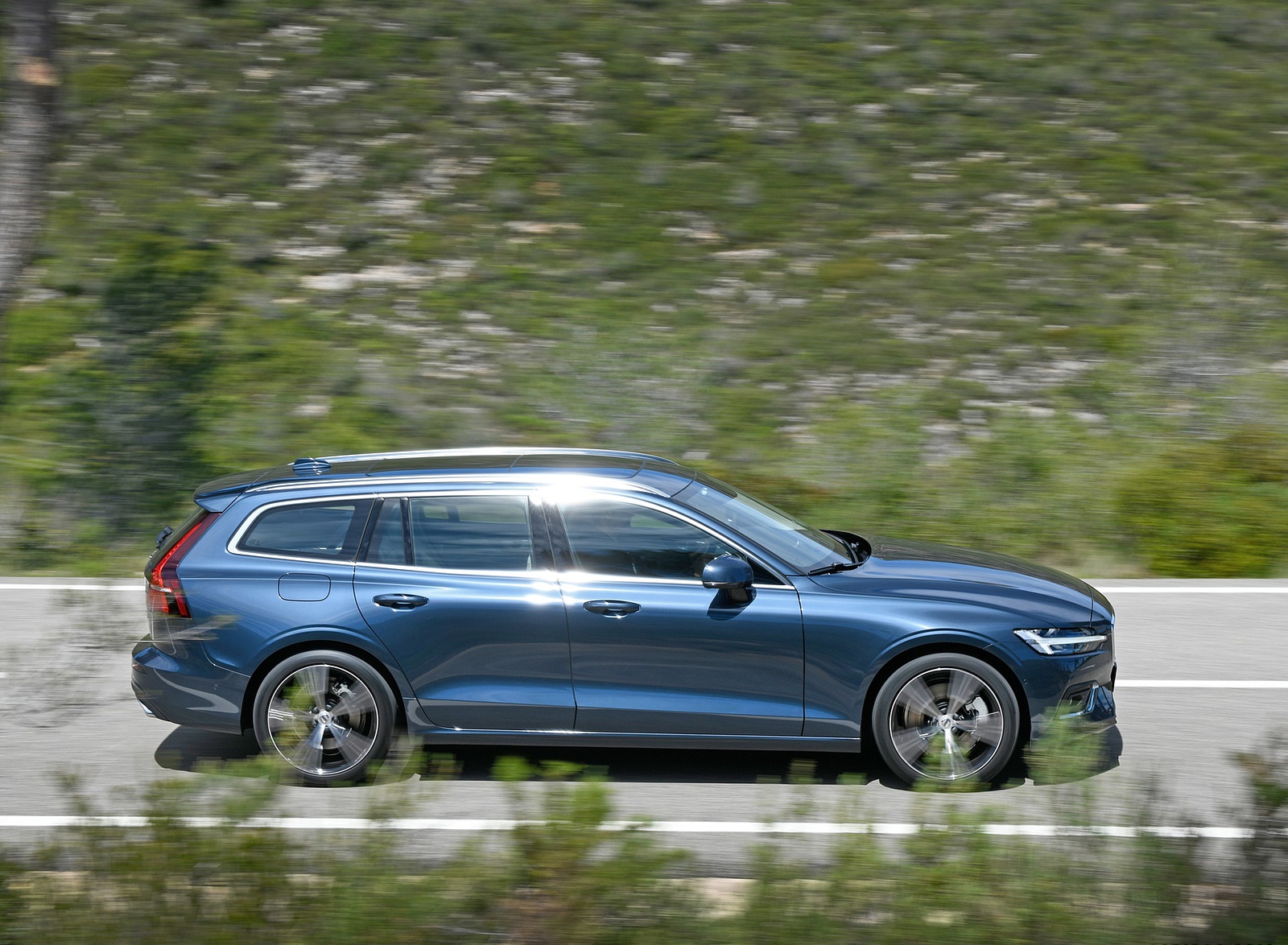 2019 Volvo V60 Side Wallpapers #20 of 140