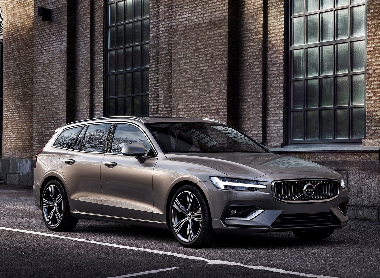 2019 Volvo V60 T6 AWD Inscription (Color: Pebble Grey Metallic) Front Three-Quarter Wallpapers #39 of 140