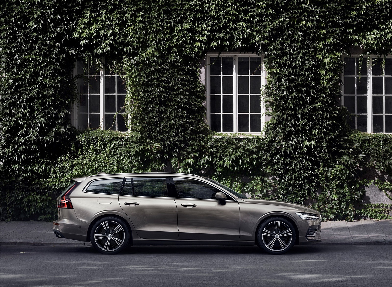 2019 Volvo V60 T6 AWD Inscription (Color: Pebble Grey Metallic) Side Wallpapers #40 of 140