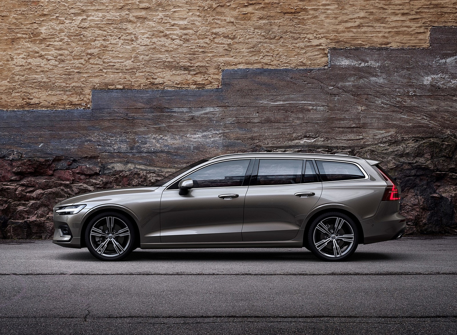2019 Volvo V60 T6 AWD Inscription (Color: Pebble Grey Metallic) Side Wallpapers #41 of 140