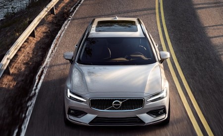 2019 Volvo V60 T6 AWD Momentum (Color: Birch Light Metallic) Front Wallpapers 450x275 (22)