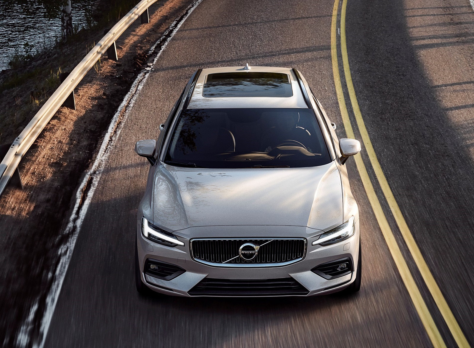 2019 Volvo V60 T6 AWD Momentum (Color: Birch Light Metallic) Front Wallpapers #22 of 140