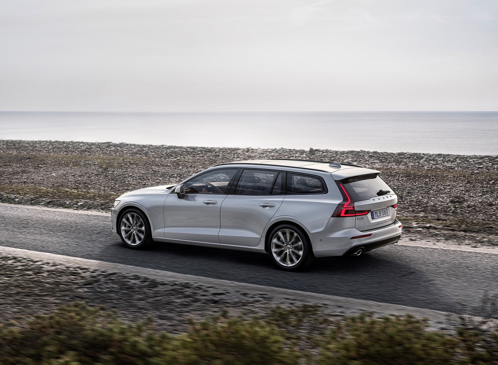 2019 Volvo V60 T6 AWD Momentum (Color: Birch Light Metallic) Rear Three-Quarter Wallpapers #21 of 140