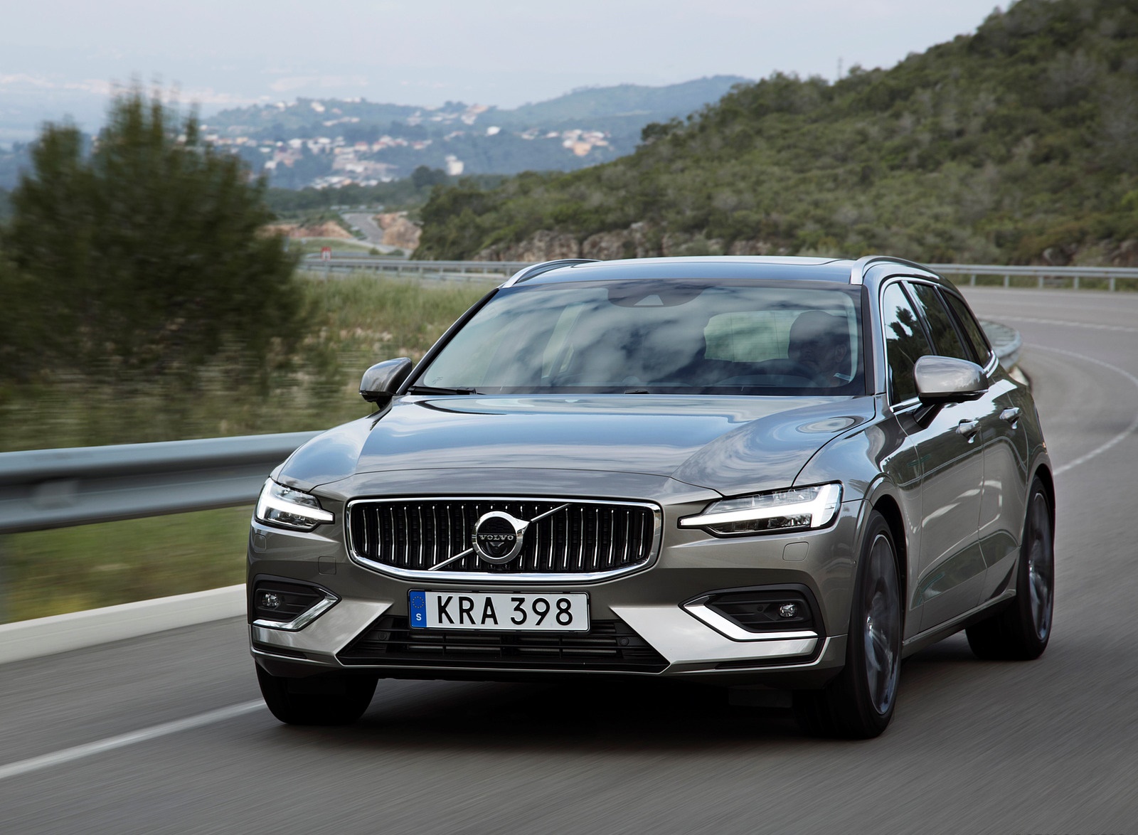 2019 Volvo V60 T6 Inscription (Color: Pebble Grey) Front Wallpapers #53 of 140