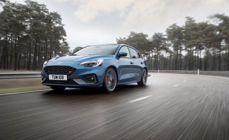 2020 Ford Focus ST Front Three-Quarter Wallpapers 450x275 (2)