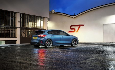 2020 Ford Focus ST Rear Three-Quarter Wallpapers 450x275 (13)