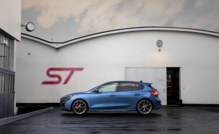 2020 Ford Focus ST Side Wallpapers 450x275 (17)