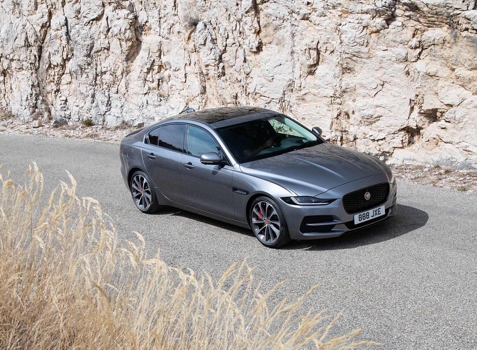 2020 Jaguar XE S D180 (Color: Eiger Grey) Front Three-Quarter Wallpapers #41 of 138