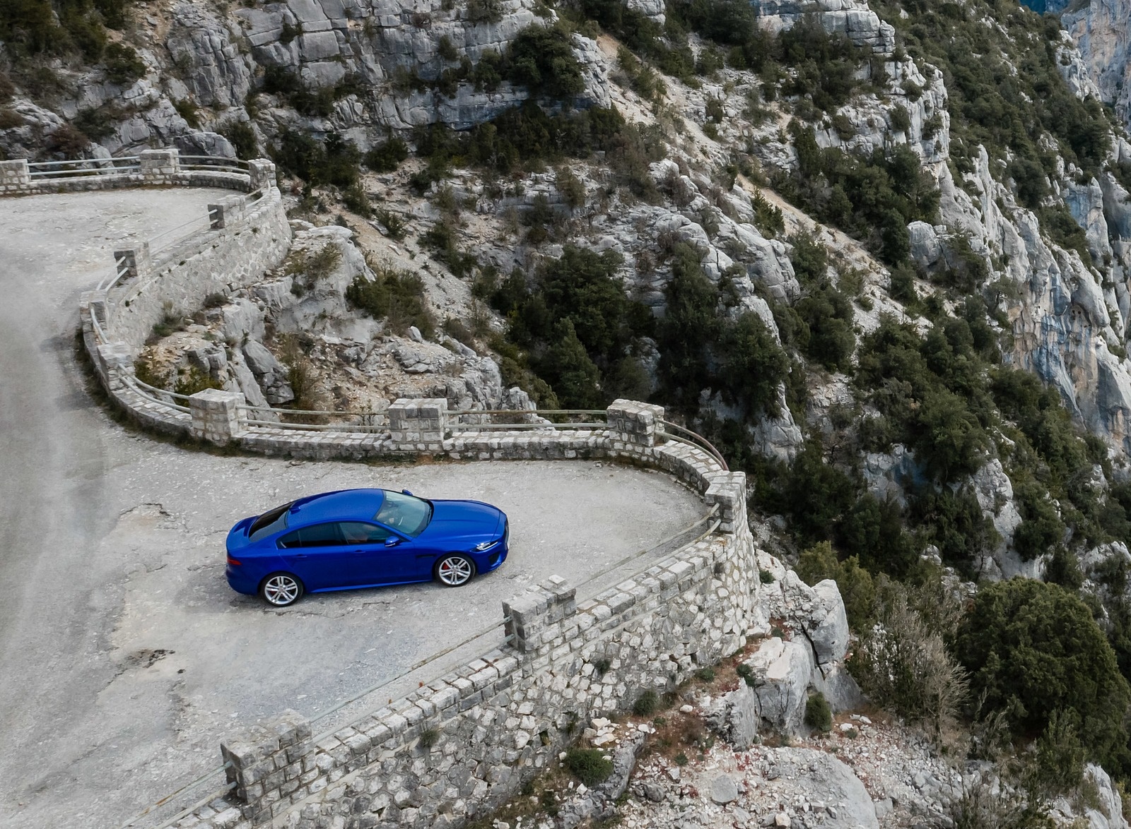 2020 Jaguar XE S R-Dynamic P250 (Color: Caesium Blue) Top Wallpapers #79 of 138