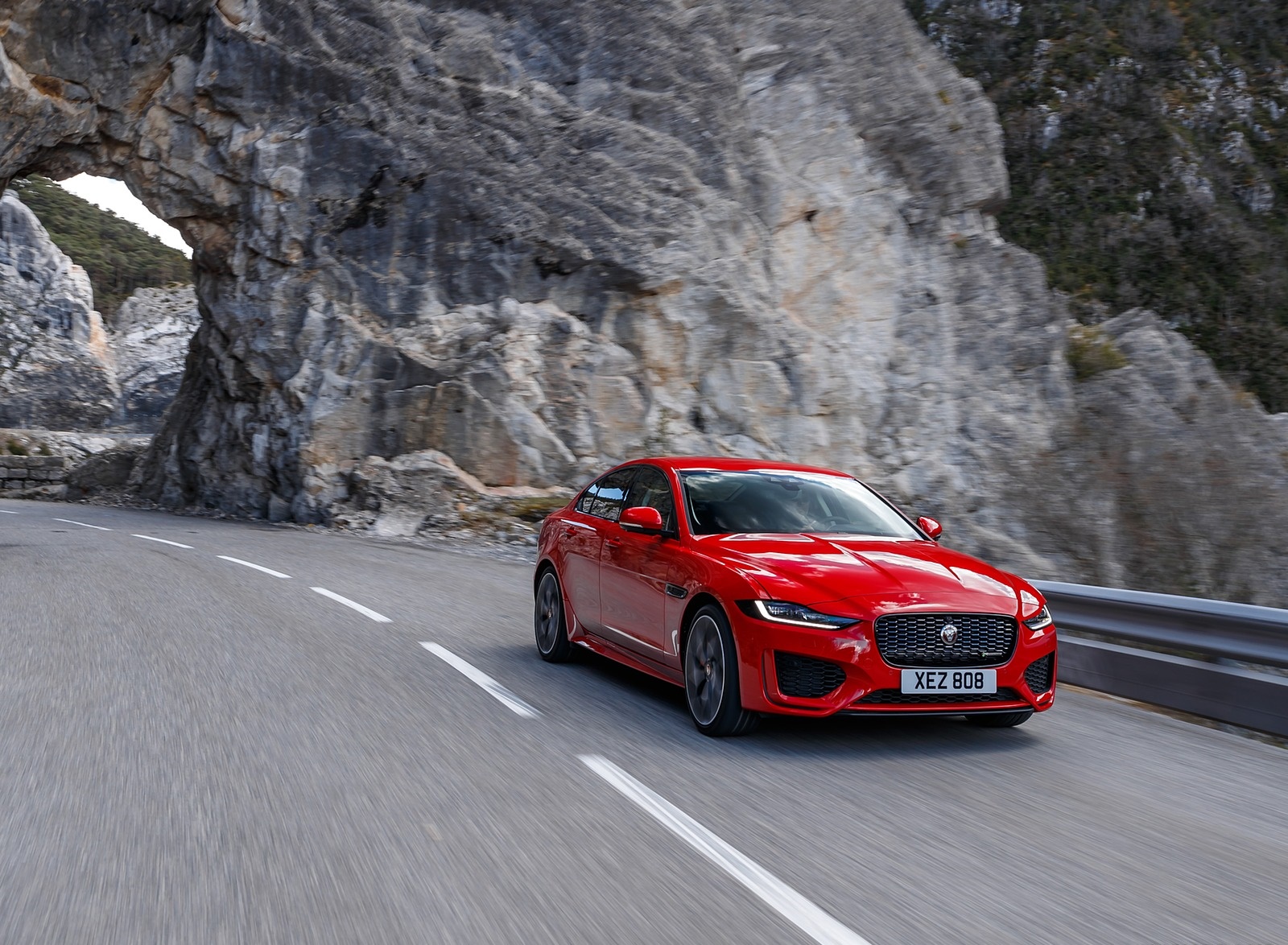 2020 Jaguar XE S R-Dynamic P300 (Color: Caldera Red) Front Three-Quarter Wallpapers (2)