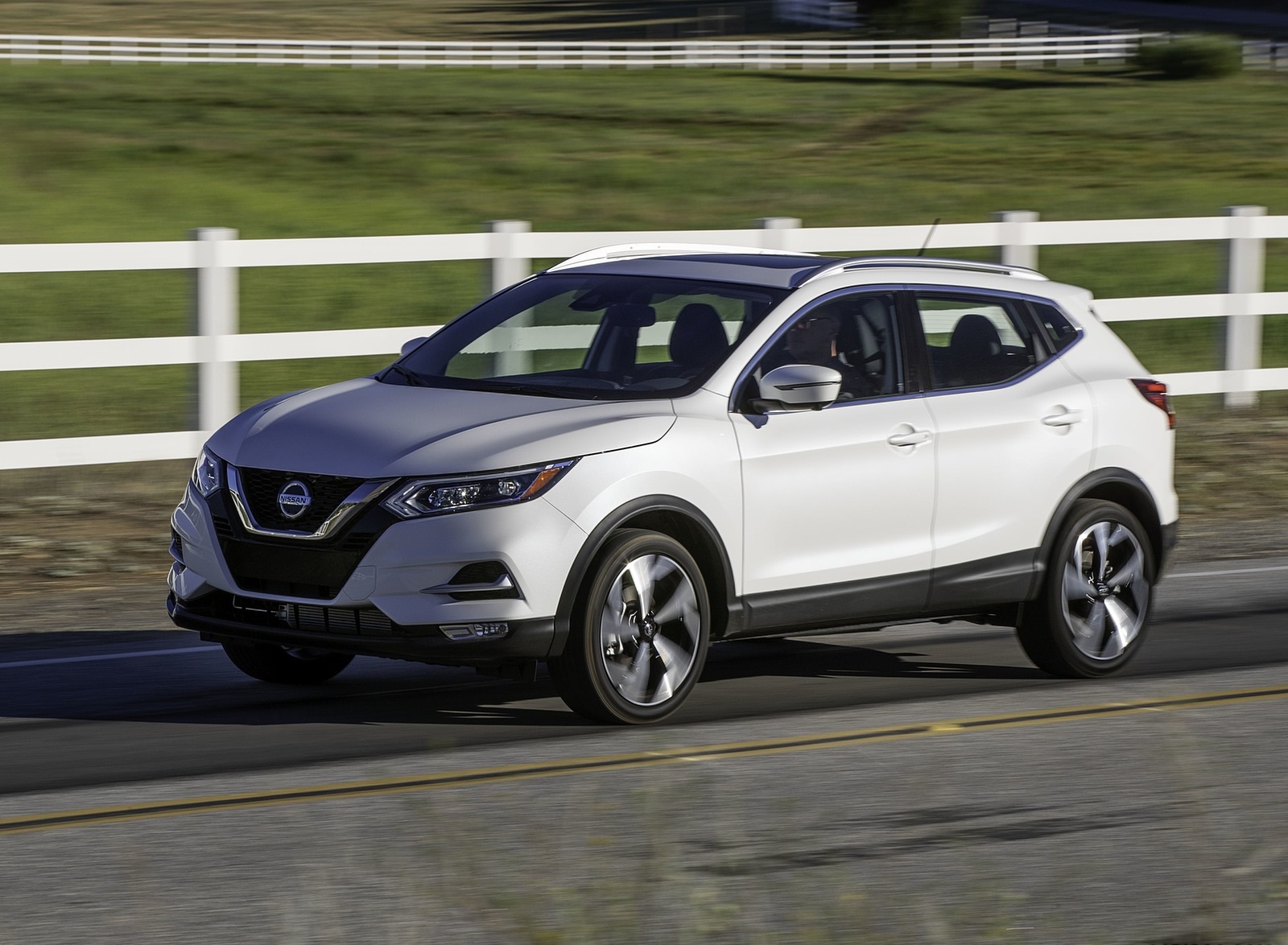 2020 Nissan Rogue Sport Front Three-Quarter Wallpapers (2)