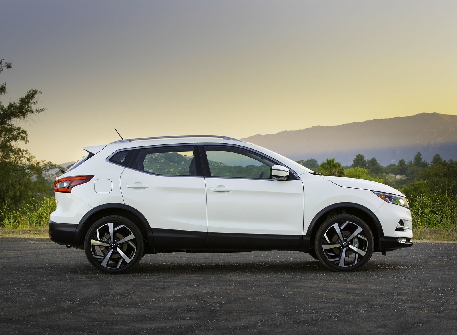 2020 Nissan Rogue Sport Side Wallpapers (10)