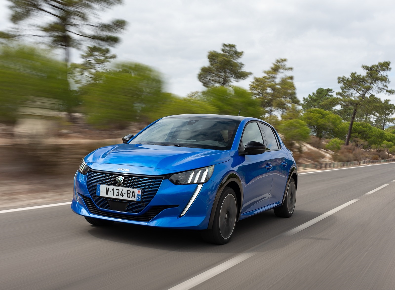 2020 Peugeot e-208 EV Front Three-Quarter Wallpapers #8 of 82