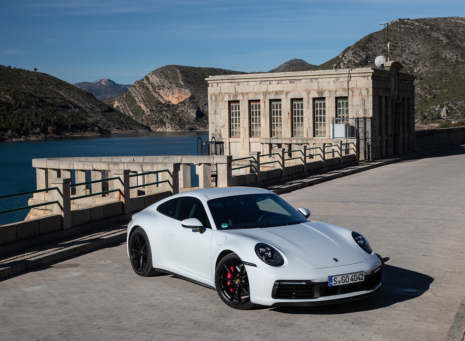 2020 Porsche 911 4S (Color: Carrara White Metallic) Front Three-Quarter Wallpapers #118 of 185