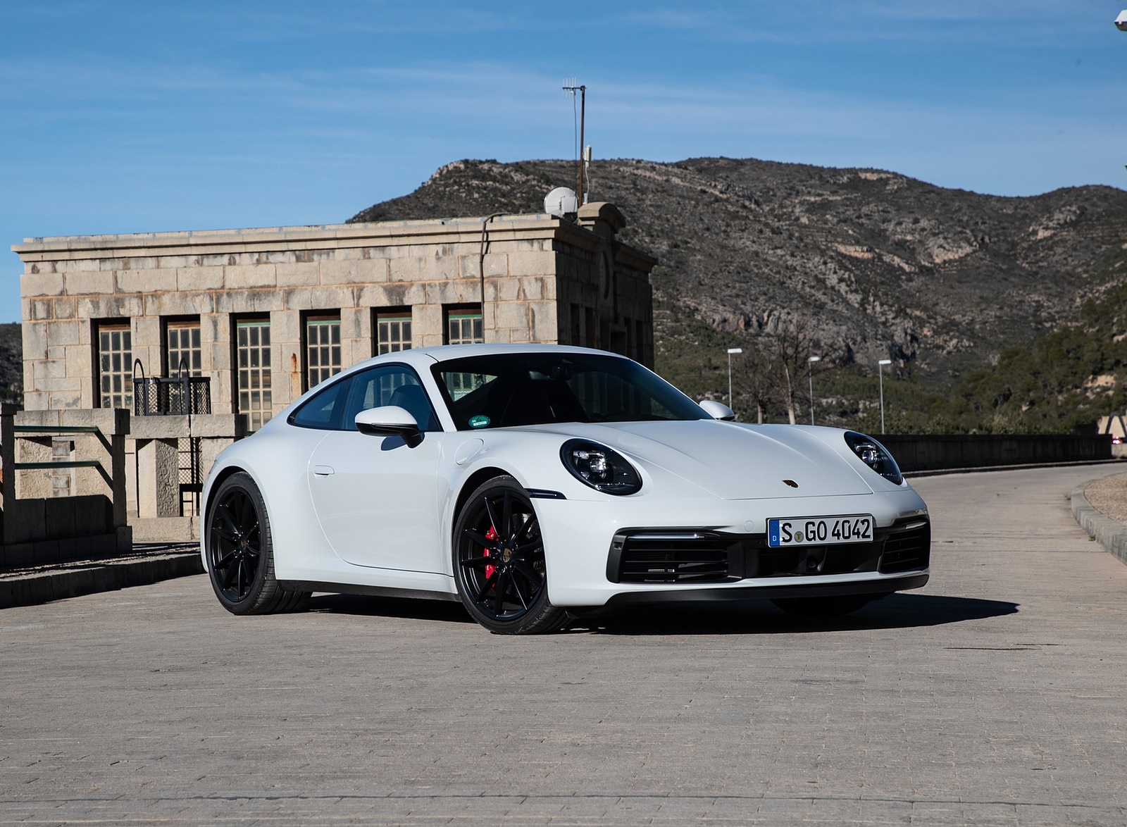 2020 Porsche 911 4S (Color: Carrara White Metallic) Front Three-Quarter Wallpapers #120 of 185