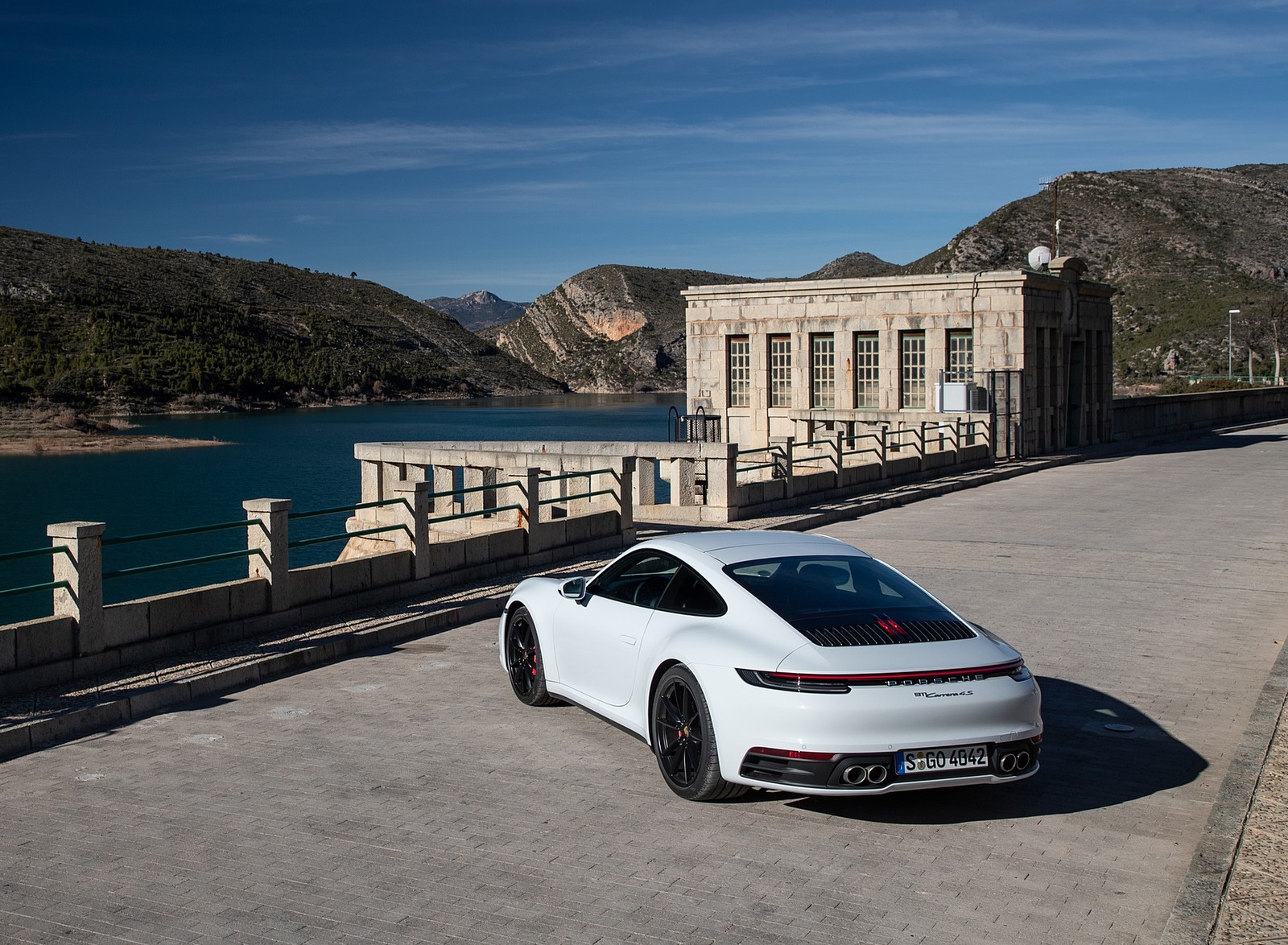 2020 Porsche 911 4S (Color: Carrara White Metallic) Rear Three-Quarter Wallpapers #123 of 185
