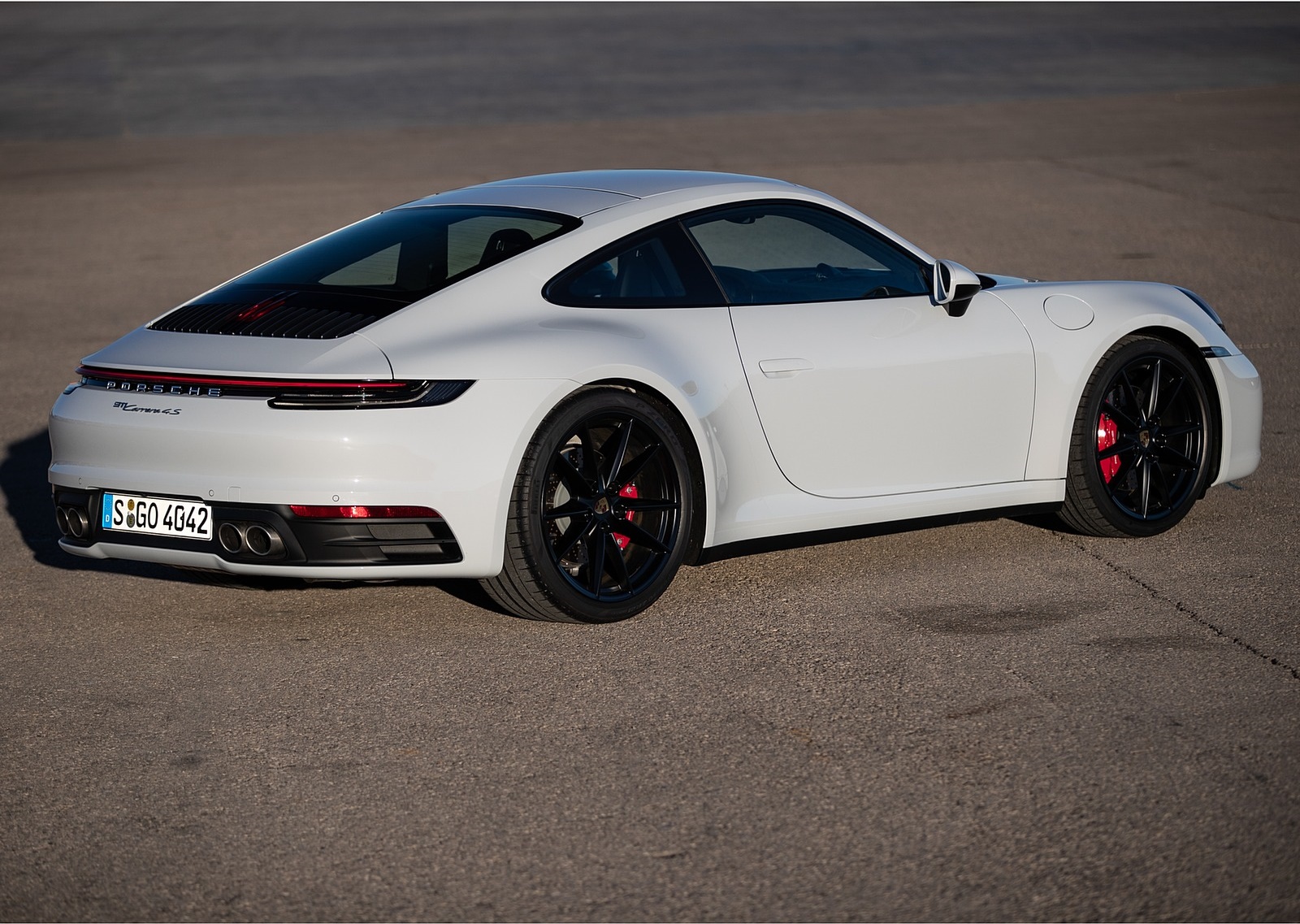 2020 Porsche 911 4S (Color: Carrara White Metallic) Rear Three-Quarter Wallpapers #128 of 185