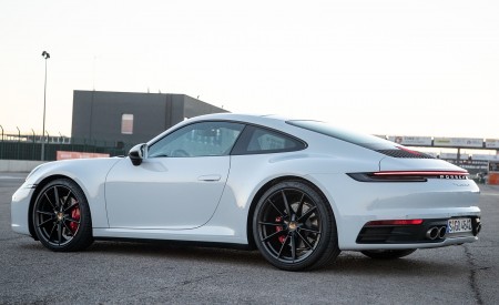 2020 Porsche 911 4S (Color: Carrara White Metallic) Rear Three-Quarter Wallpapers 450x275 (124)