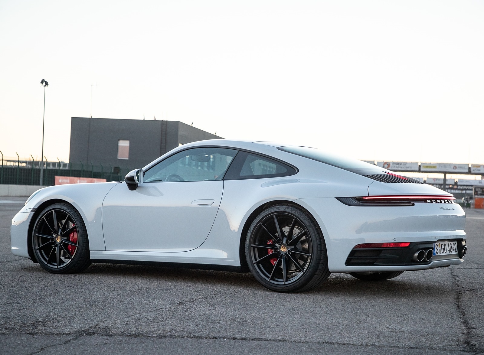 2020 Porsche 911 4S (Color: Carrara White Metallic) Rear Three-Quarter Wallpapers #124 of 185