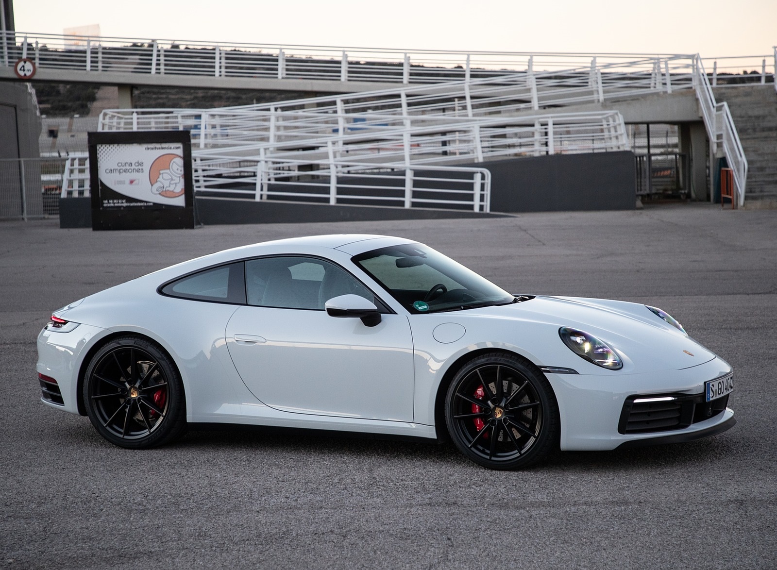 2020 Porsche 911 4S (Color: Carrara White Metallic) Side Wallpapers #125 of 185