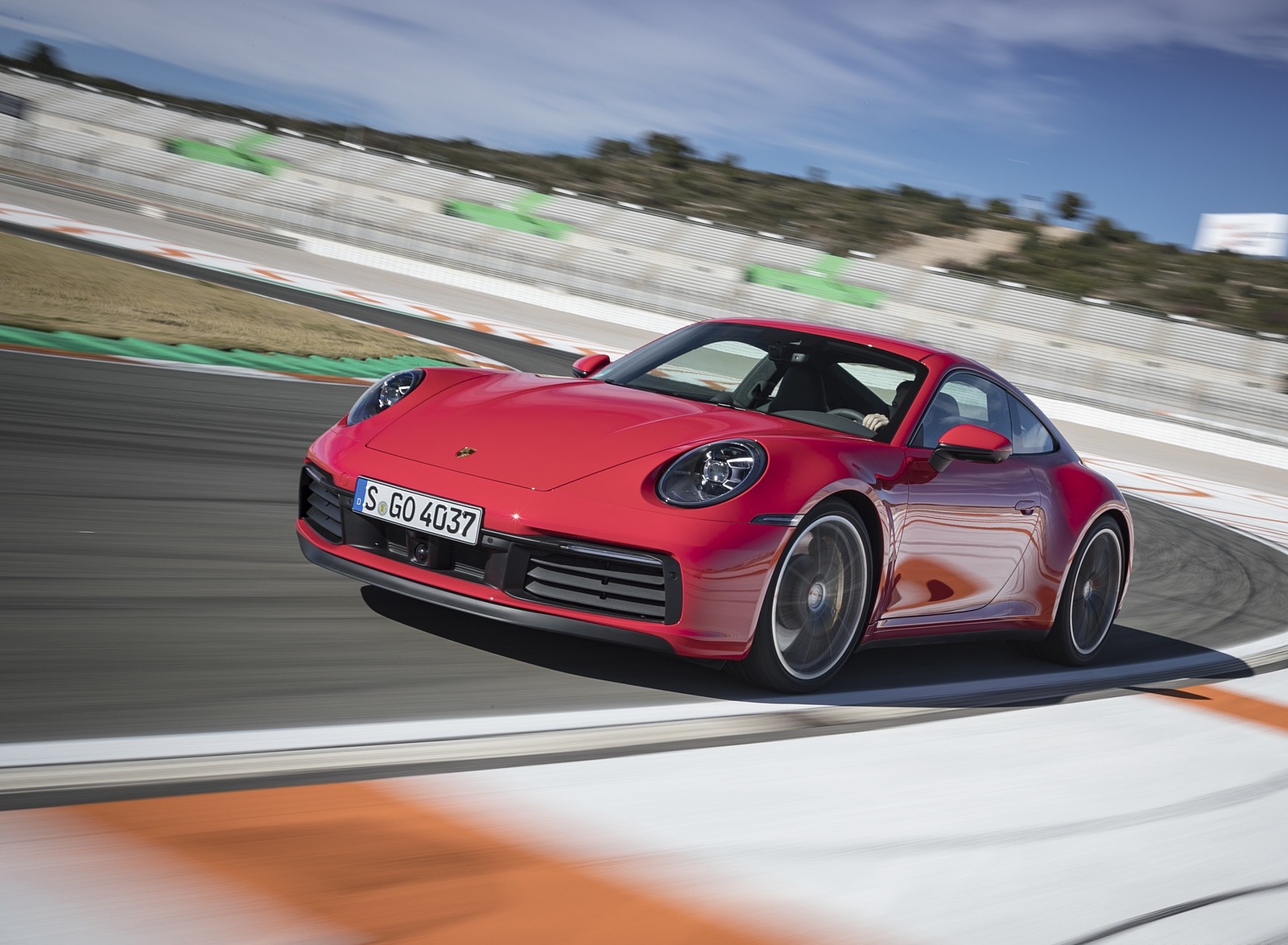 Porsche 911 Carrera 4s красный