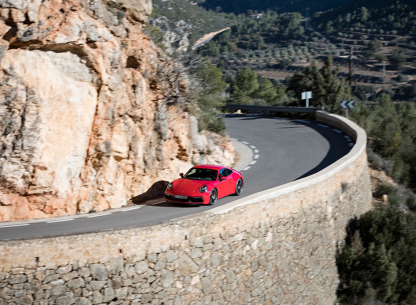 2020 Porsche 911 4S (Color: Guards Red) Front Three-Quarter Wallpapers #3 of 185