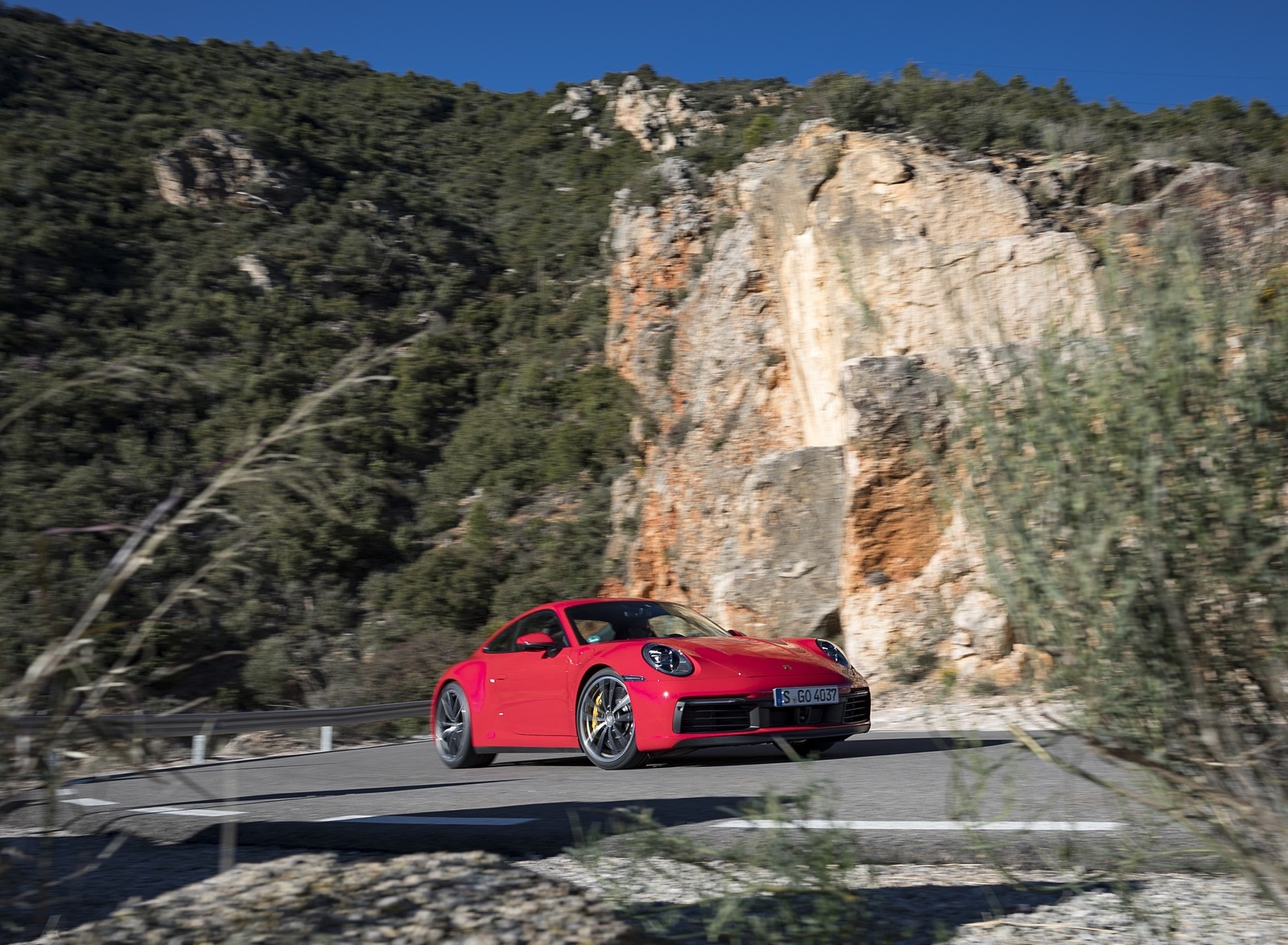 2020 Porsche 911 4S (Color: Guards Red) Front Three-Quarter Wallpapers #4 of 185