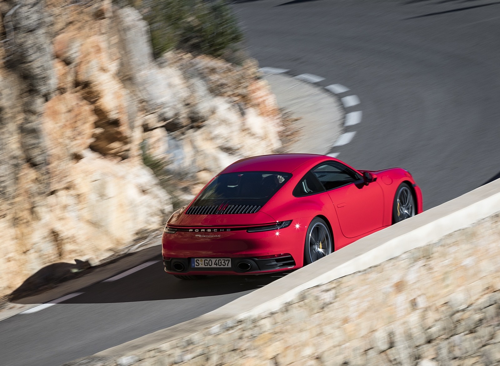 2020 Porsche 911 4S (Color: Guards Red) Rear Three-Quarter Wallpapers (6)