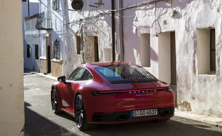 2020 Porsche 911 4S (Color: Guards Red) Rear Wallpapers 450x275 (20)