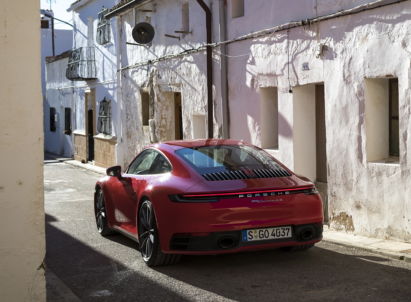 2020 Porsche 911 4S (Color: Guards Red) Rear Wallpapers #20 of 185
