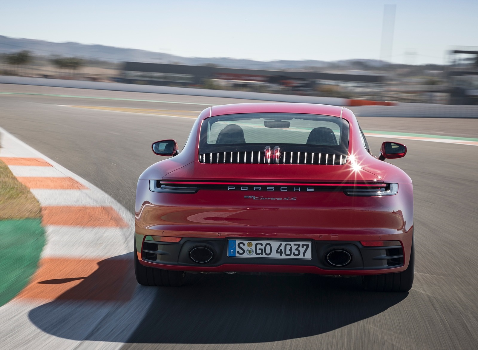 Porsche 911 Carrera 4s красный