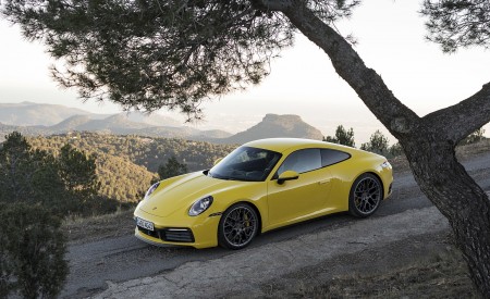 2020 Porsche 911 4S (Color: Racing Yellow) Front Three-Quarter Wallpapers 450x275 (85)