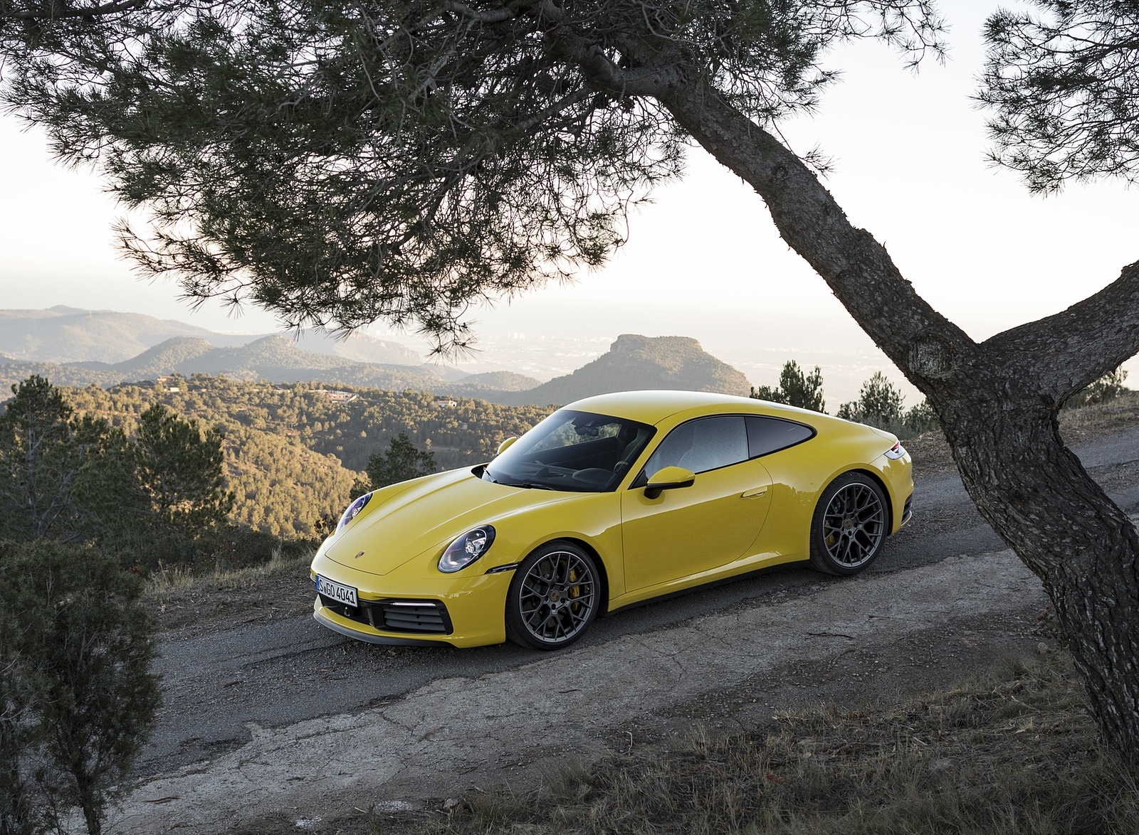 2020 Porsche 911 4S (Color: Racing Yellow) Front Three-Quarter Wallpapers #85 of 185