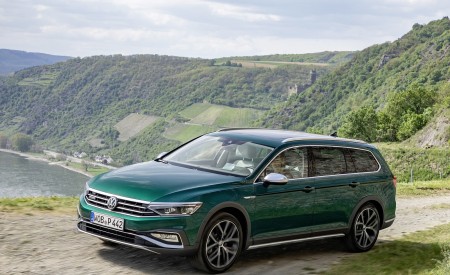 2020 Volkswagen Passat Alltrack (EU-Spec) Front Three-Quarter Wallpapers 450x275 (13)