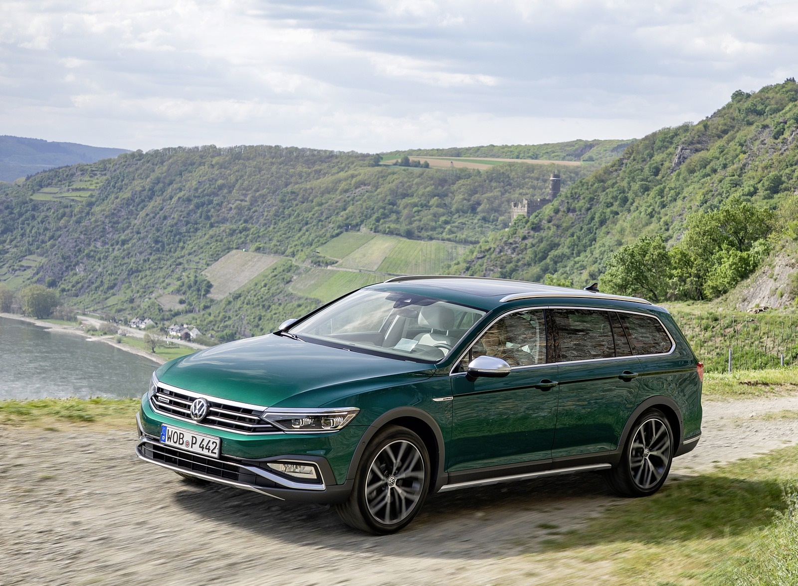 2020 Volkswagen Passat Alltrack (EU-Spec) Front Three-Quarter Wallpapers #13 of 60