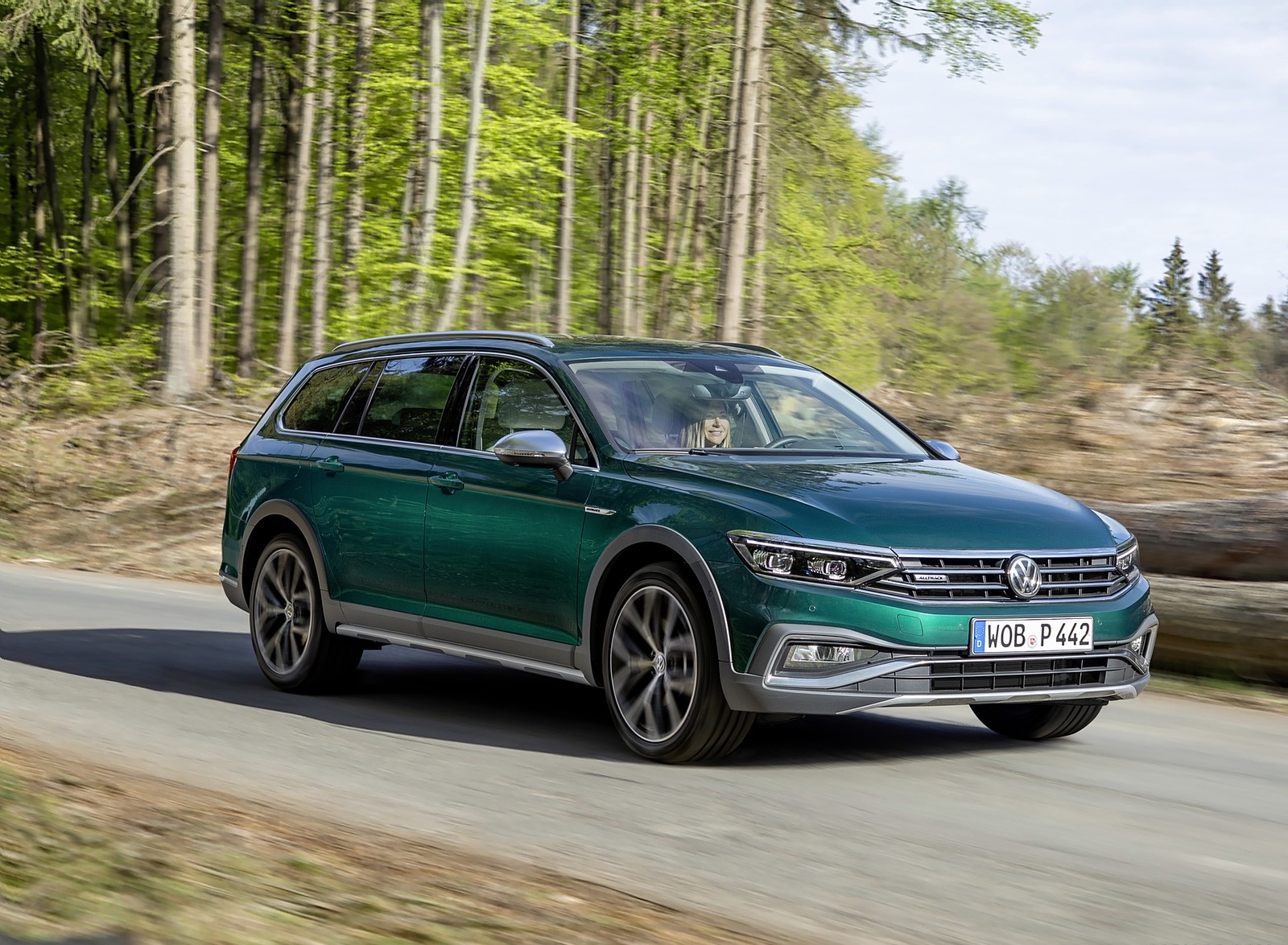 2020 Volkswagen Passat Alltrack (EU-Spec) Front Three-Quarter Wallpapers #14 of 60