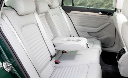 2020 Volkswagen Passat Alltrack (EU-Spec) Interior Rear Seats Wallpapers 450x275 (38)