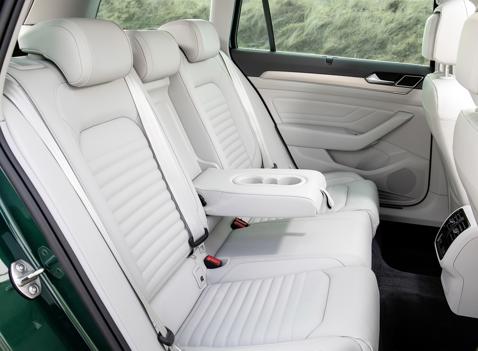 2020 Volkswagen Passat Alltrack (EU-Spec) Interior Rear Seats Wallpapers #38 of 60