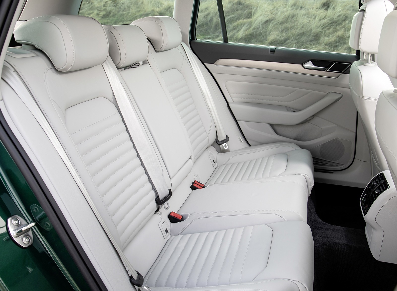 2020 Volkswagen Passat Alltrack (EU-Spec) Interior Rear Seats Wallpapers #37 of 60