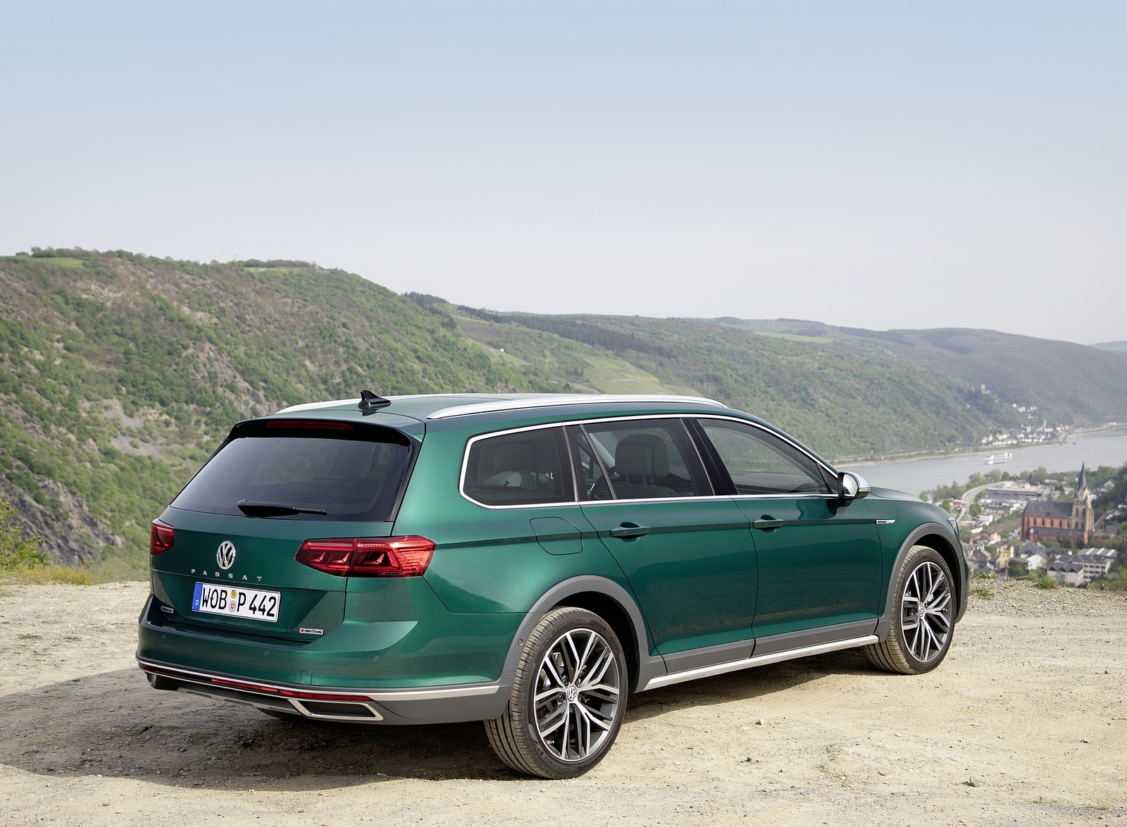 2020 Volkswagen Passat Alltrack (EU-Spec) Rear Three-Quarter Wallpapers #31 of 60
