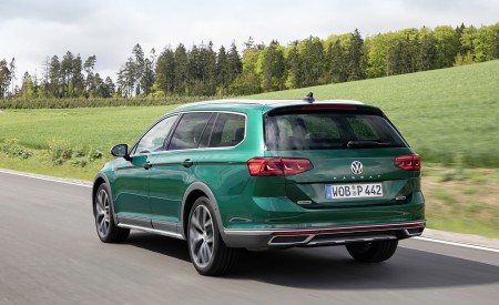 2020 Volkswagen Passat Alltrack (EU-Spec) Rear Three-Quarter Wallpapers 450x275 (20)