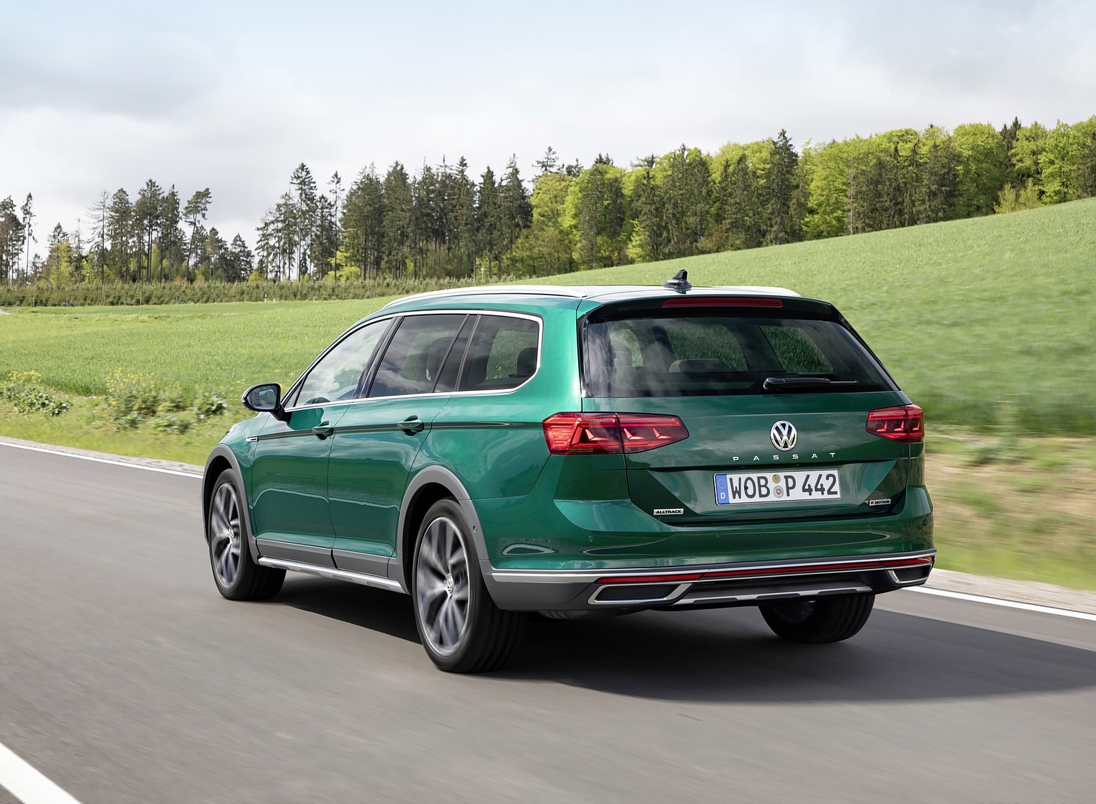 2020 Volkswagen Passat Alltrack (EU-Spec) Rear Three-Quarter Wallpapers #20 of 60