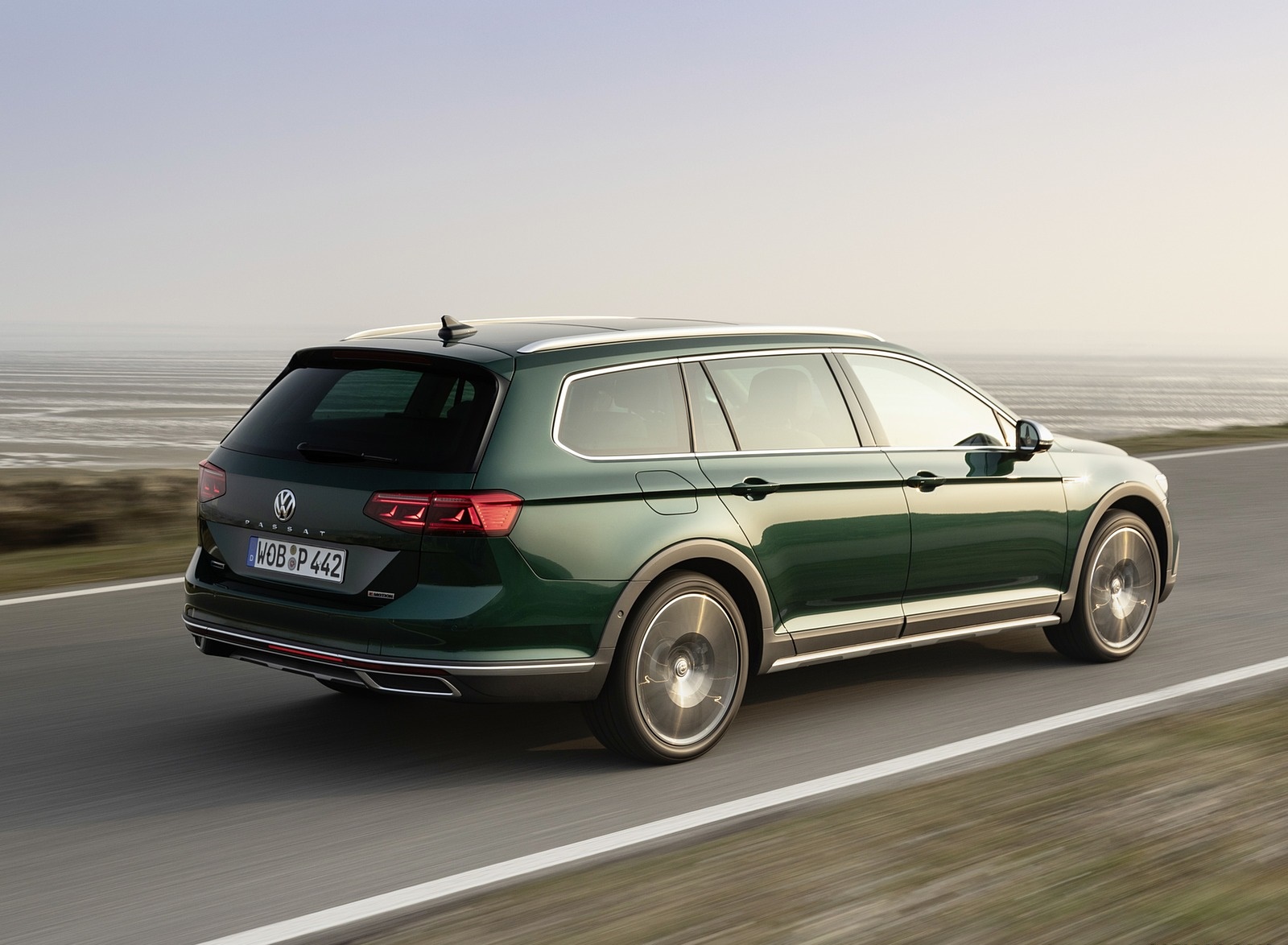 2020 Volkswagen Passat Alltrack (EU-Spec) Rear Three-Quarter Wallpapers #9 of 60