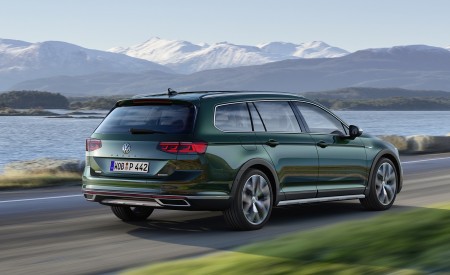 2020 Volkswagen Passat Alltrack (EU-Spec) Rear Three-Quarter Wallpapers 450x275 (46)