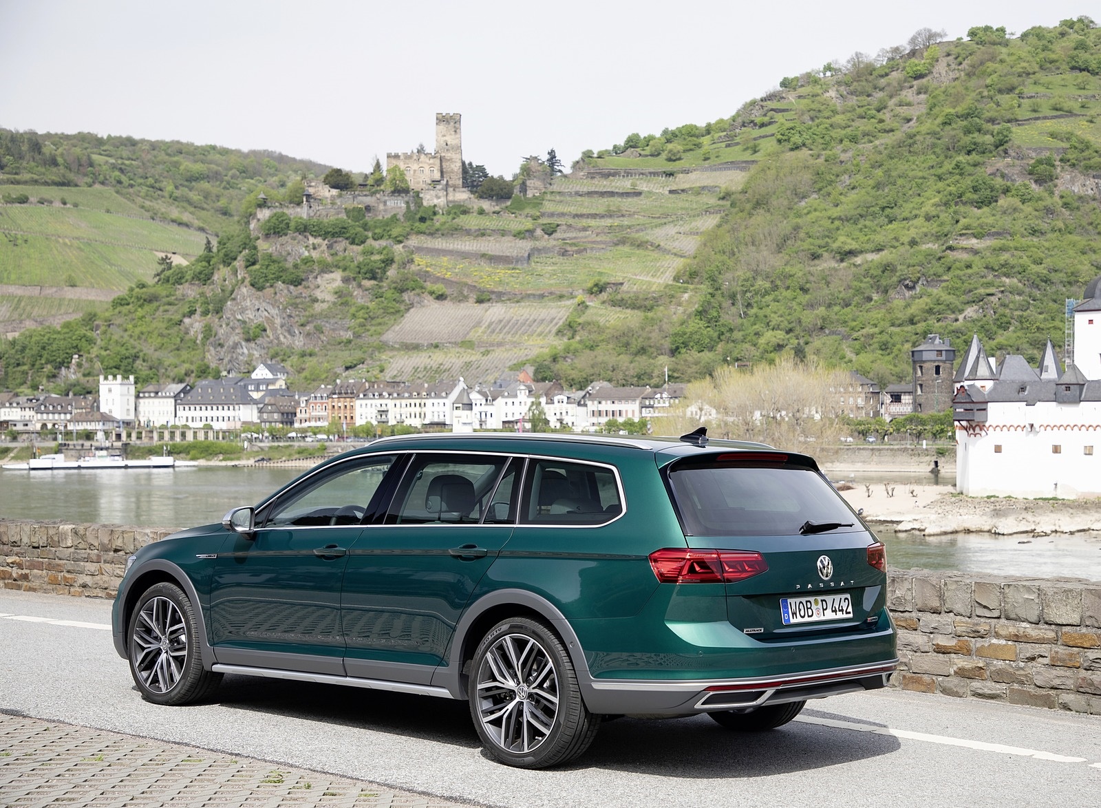 2020 Volkswagen Passat Alltrack (EU-Spec) Rear Three-Quarter Wallpapers #33 of 60