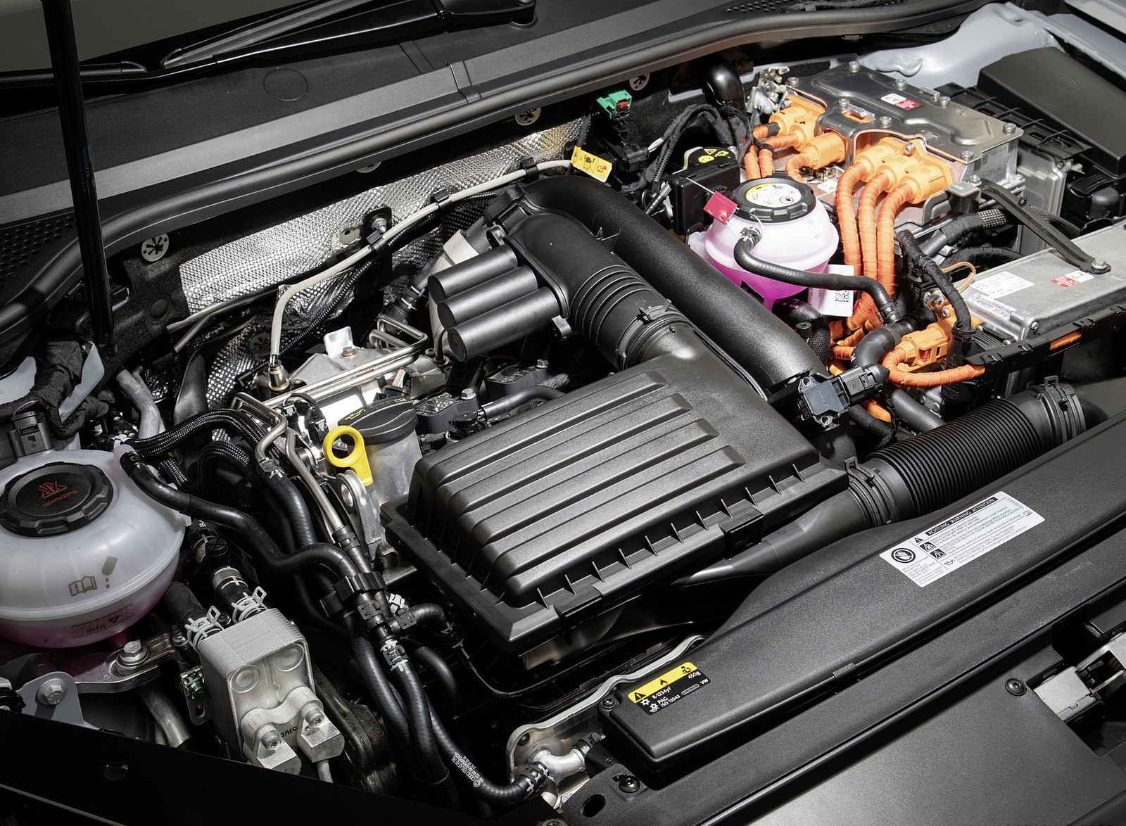 2020 Volkswagen Passat GTE Variant (Plug-In Hybrid EU-Spec) Engine Wallpapers #22 of 52