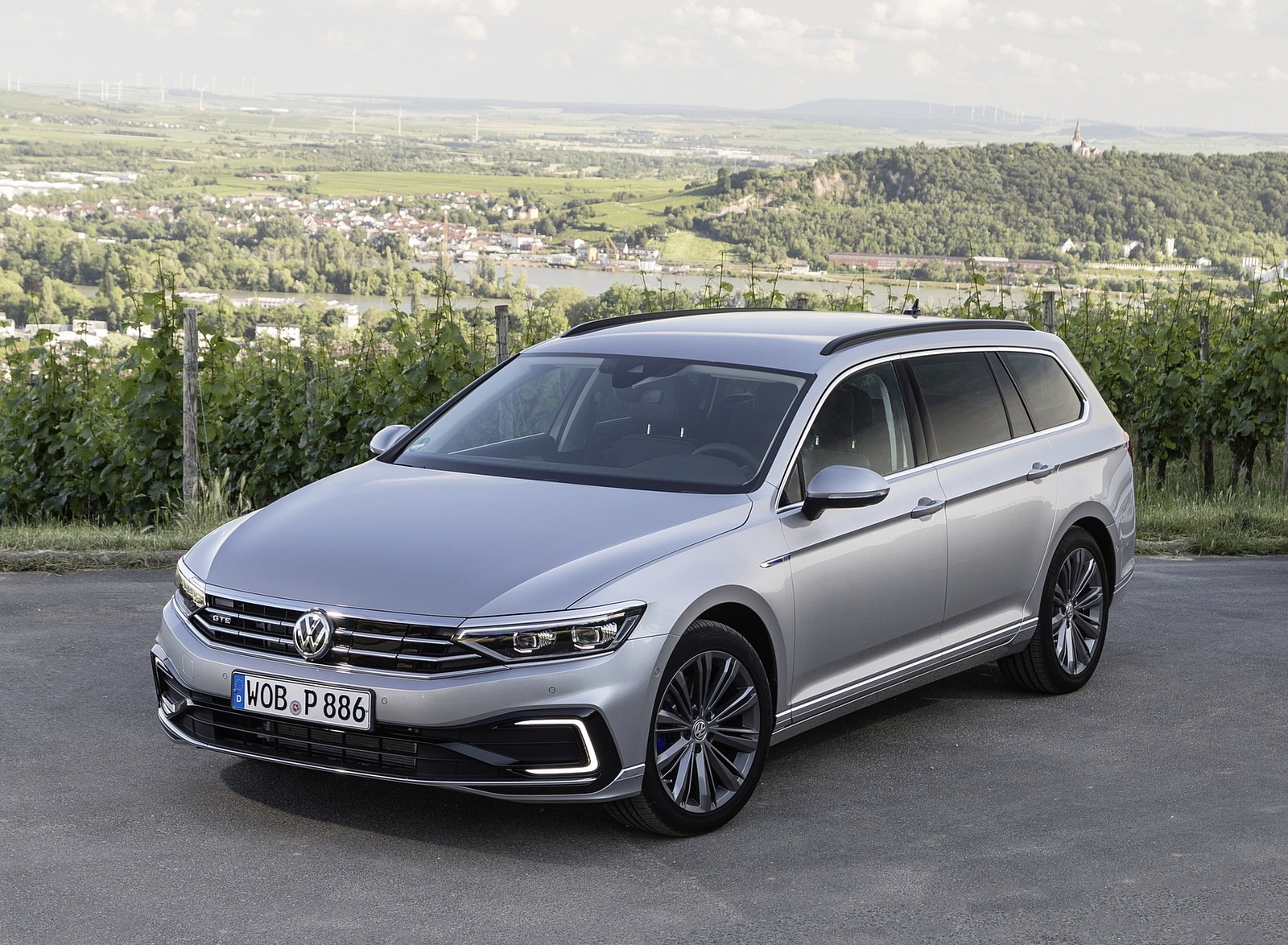 2020 Volkswagen Passat GTE Variant (Plug-In Hybrid EU-Spec) Front Three-Quarter Wallpapers #11 of 52