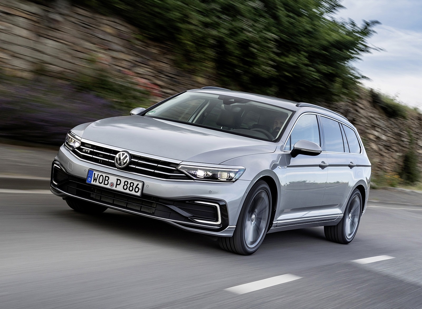 2020 Volkswagen Passat GTE Variant (Plug-In Hybrid EU-Spec) Front Three-Quarter Wallpapers #2 of 52