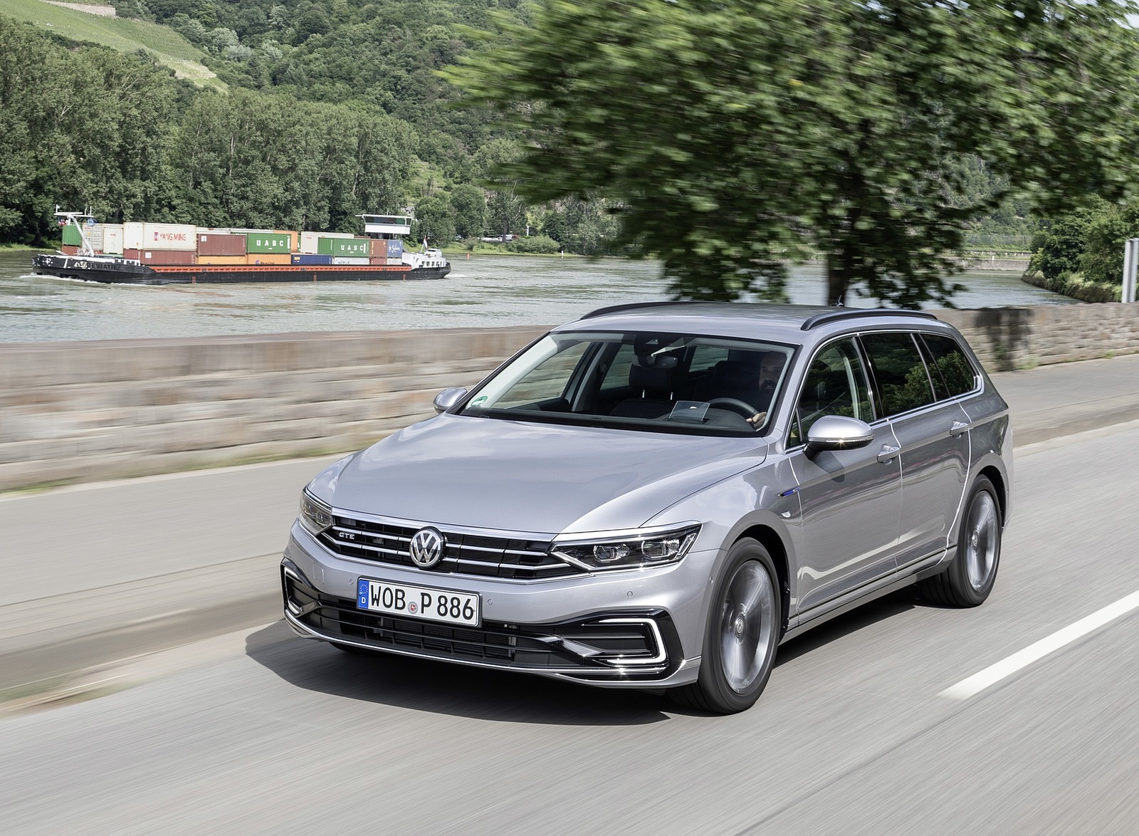 2020 Volkswagen Passat GTE Variant (Plug-In Hybrid EU-Spec) Front Three-Quarter Wallpapers (1)